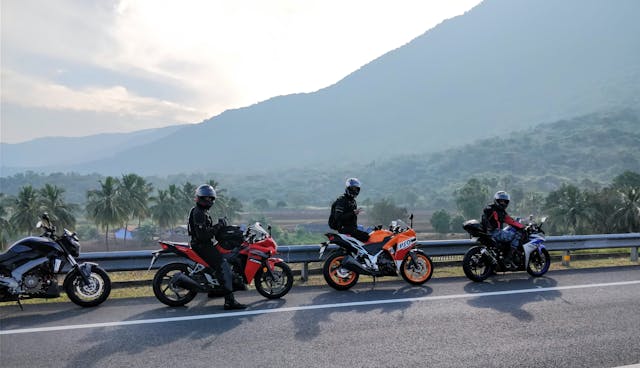 pexels-mansoor-980382 gogle do kasku motocyklowego